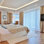 מלון Retro Riverside Wellness 5*