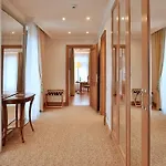 Retro Riverside Wellness מלון 5*