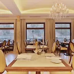 Retro Riverside Wellness מלון 5*