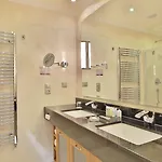 Retro Riverside Wellness מלון 5*