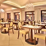 מלון Retro Riverside Wellness