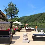 Retro Riverside Wellness מלון 5*