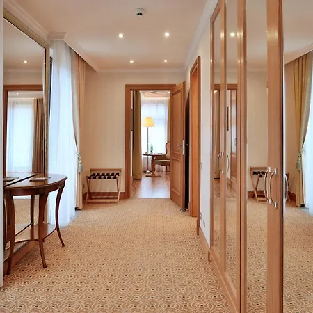 Retro Riverside Wellness Otel 5*