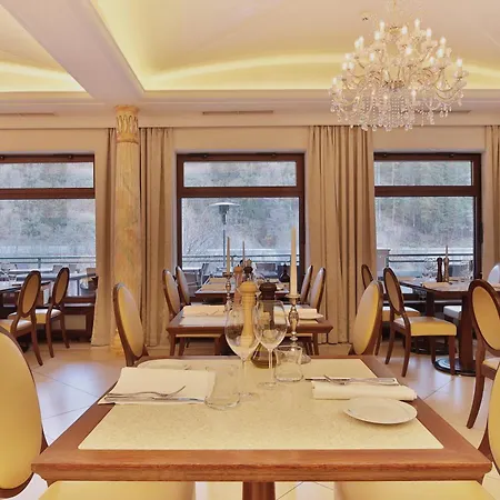 Retro Riverside Wellness Otel 5*