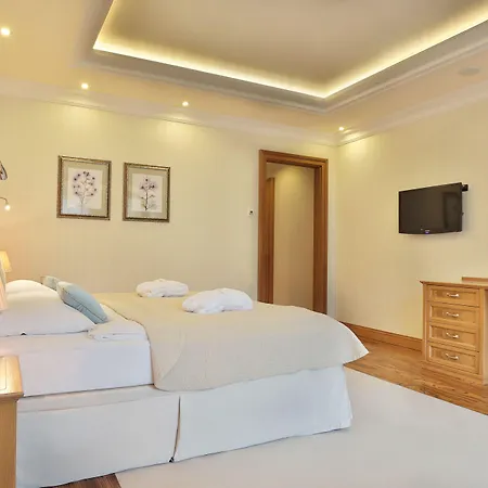 Retro Riverside Wellness Hotel