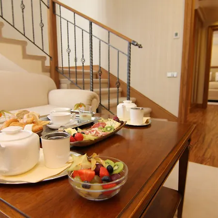 Retro Riverside Wellness 5*