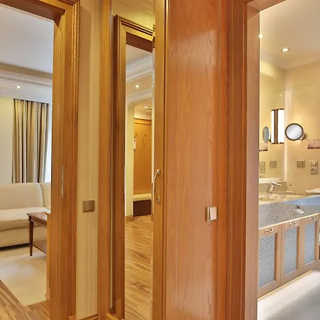 Retro Riverside Wellness