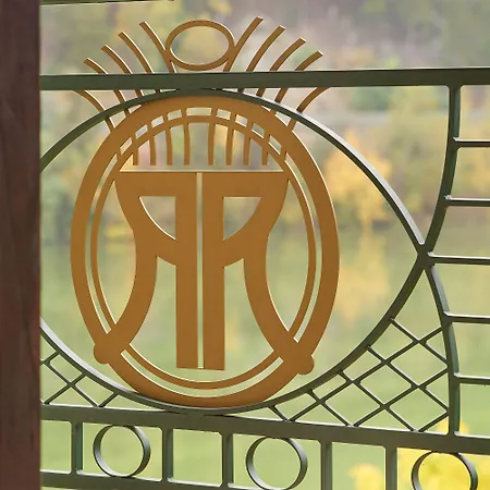 Retro Riverside Wellness Otel