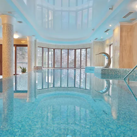 Retro Riverside Wellness Hotel 5*