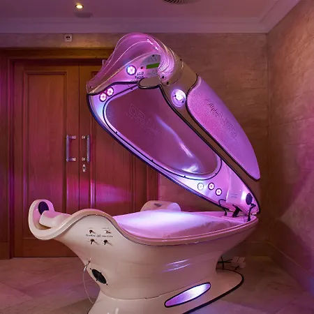 Retro Riverside Wellness Otel 5*
