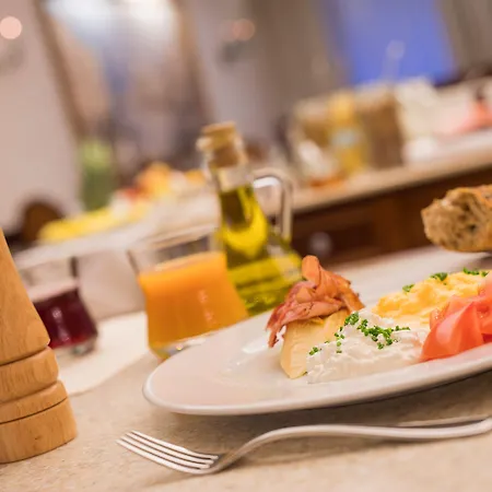 Retro Riverside Wellness