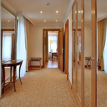 Retro Riverside Wellness Hotell