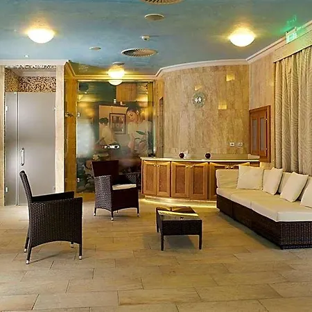 Retro Riverside Wellness Hotell
