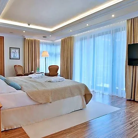 Retro Riverside Wellness Hotell