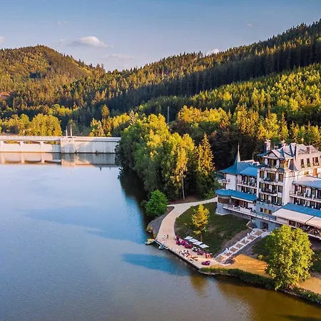 Retro Riverside Wellness