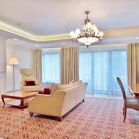 Retro Riverside Wellness Hotell 5*