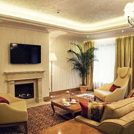 Retro Riverside Wellness Hotel KLV