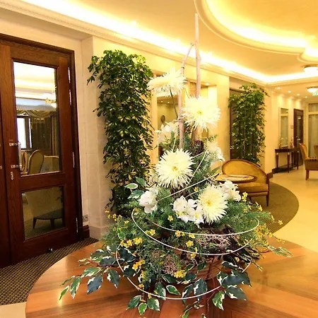 Retro Riverside Wellness Otel 5*