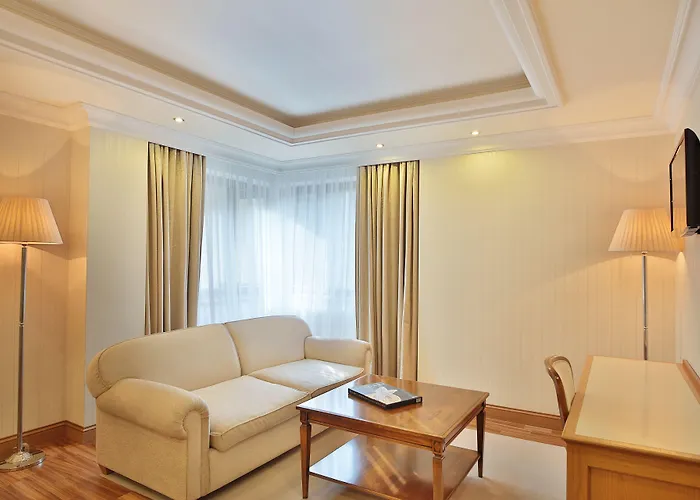 Retro Riverside Wellness מלון 5*