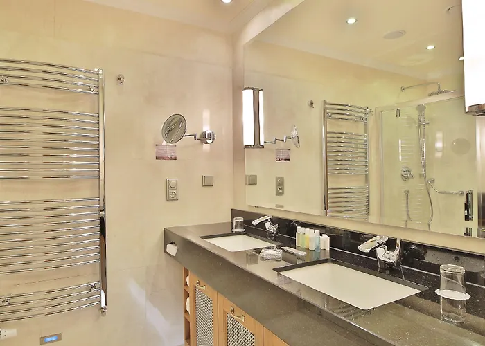 Retro Riverside Wellness מלון 5*