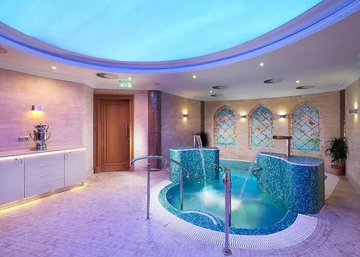 Retro Riverside Wellness מלון 5*