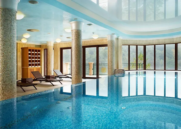 מלון Retro Riverside Wellness 5*